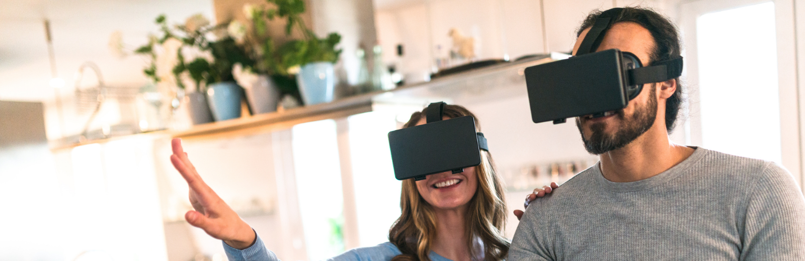 Couple visionnant leur cuisine en réalité virtuelle